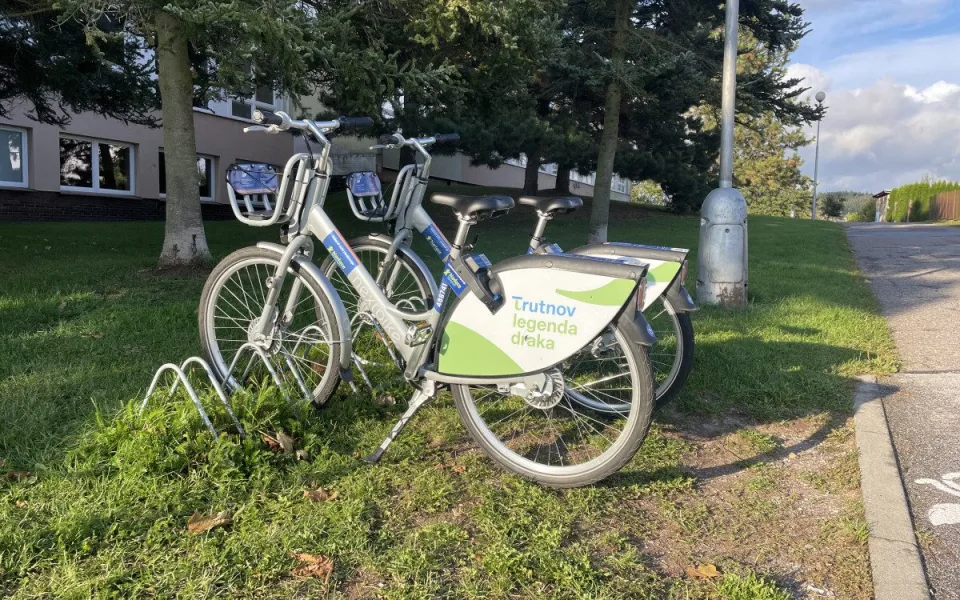 Trutnov rozšířil síť sdílených kol. Radnice přidala další stanoviště