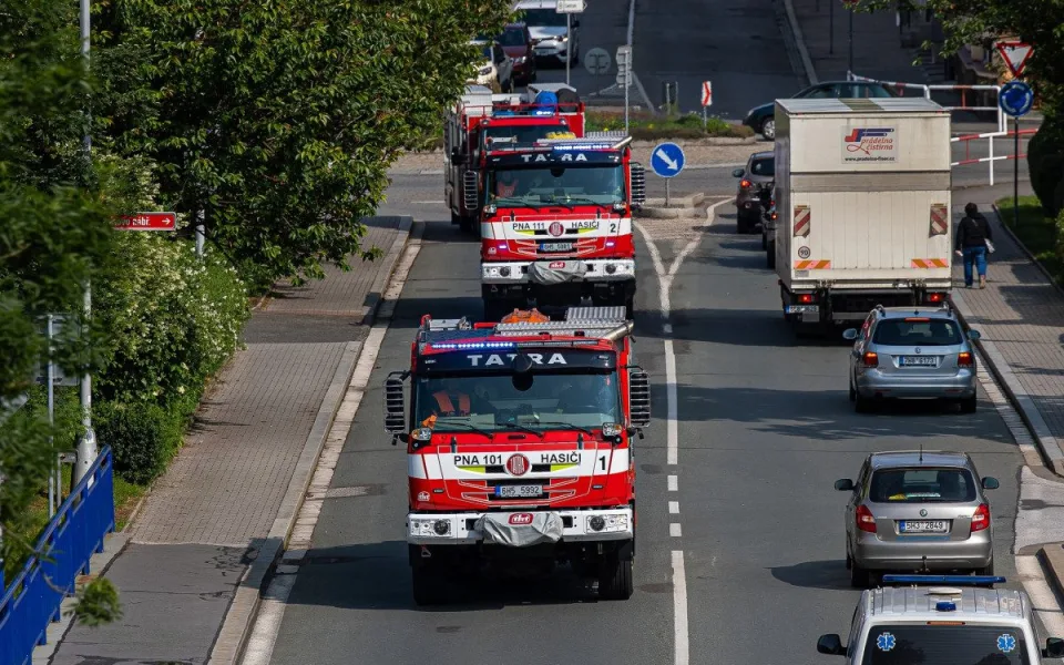 V Hradci Králové hořelo v bytě výškové budovy. Jeden zraněný, nadýchal se kouře