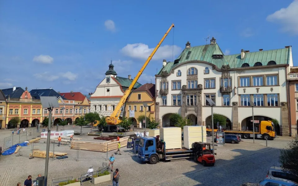 Centrum Dvora Králové je opět průjezdné. Výlukové jízdní řády platí do pátku
