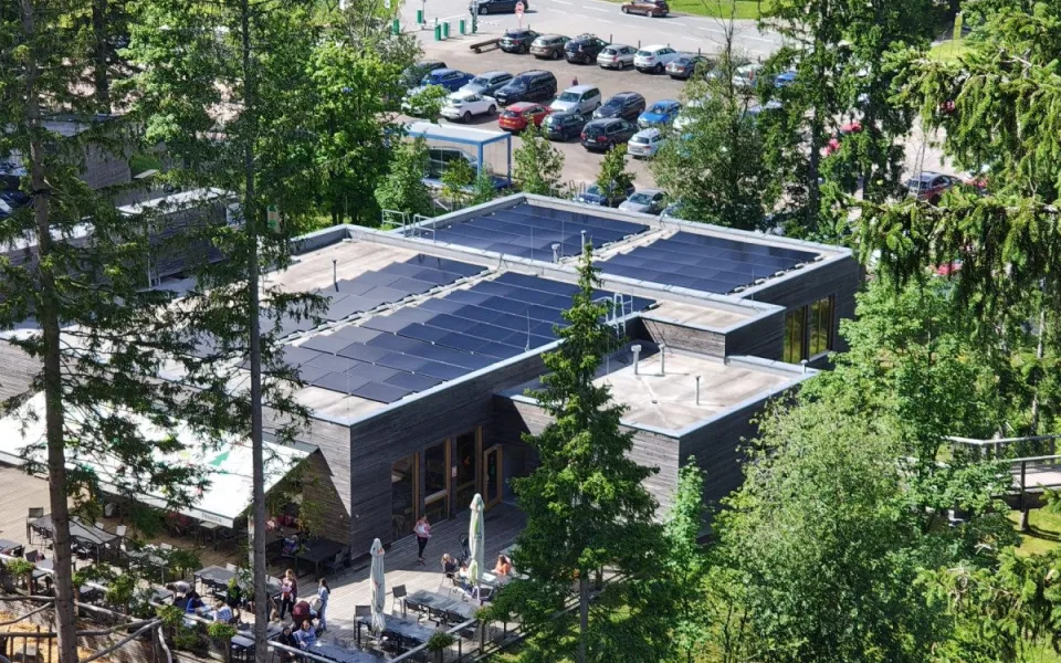 Stezka korunami stromů instalovala fotovoltaický systém. Ušetří 20% energie