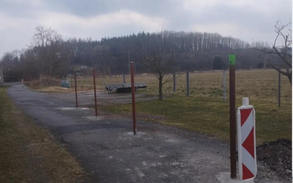 Kuriózní případ poškození cizí věci v České Skalici: muž betonoval sloupky na silnici
