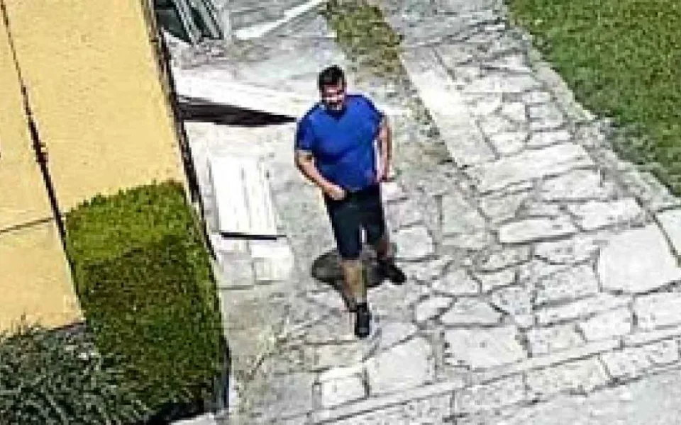 Policie odhalila zloděje i díky veřejnosti. Vykradl auto, jde o recidivistu