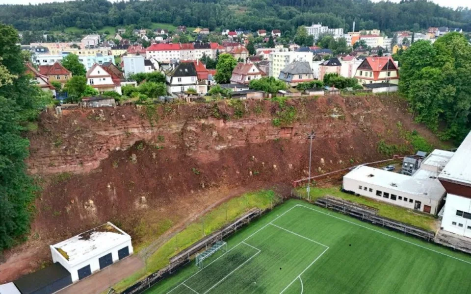 Trutnov pokračuje v zabezpečení skalní stěny nad sportovištěm. Hotovo bude do dvou let