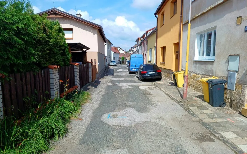 Rekonstrukce kanalizace v Hořicích omezí dopravu na Nerudově ulici