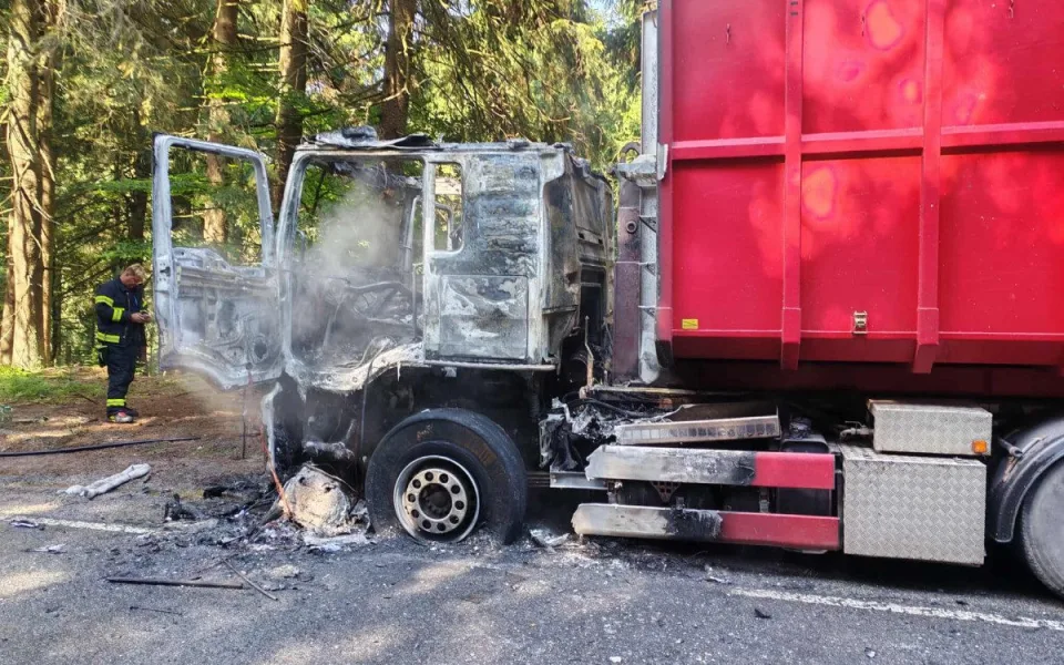 Cestu přes Orlické hory zbrzdil požár kamionu, řidiči u Šerlichu nabírali skluz
