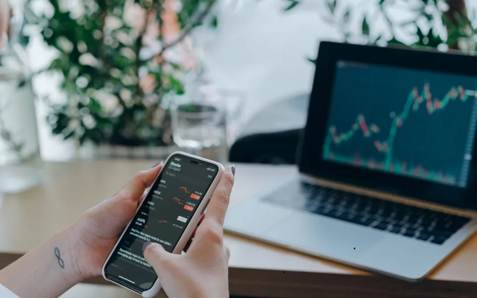 Muž přišel o více než 2,5 milionu korun díky falešnému investičnímu poradci