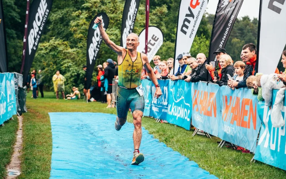Hradecký terénní triatlon: déšť ani bláto neodradily stovky závodníků