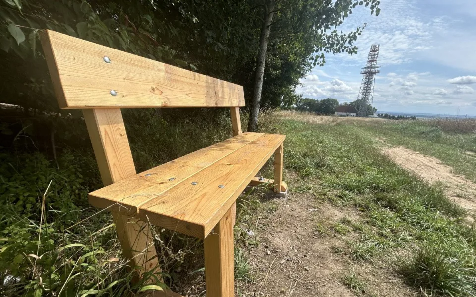 Nové lavičky na Chlumech u Hořic. Jedna funguje jako nápojový bar