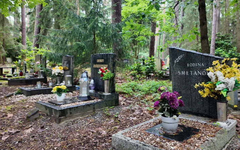 Lesní hřbitov zkoumá půdu pro nové hroby. Vodní zdroje pomohli odhalit studnaři
