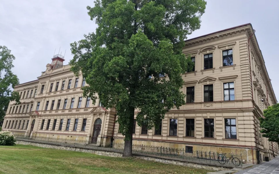 Rekonstrukce oken na ZŠ 17. listopadu v Jičíně. Práce začnou v říjnu