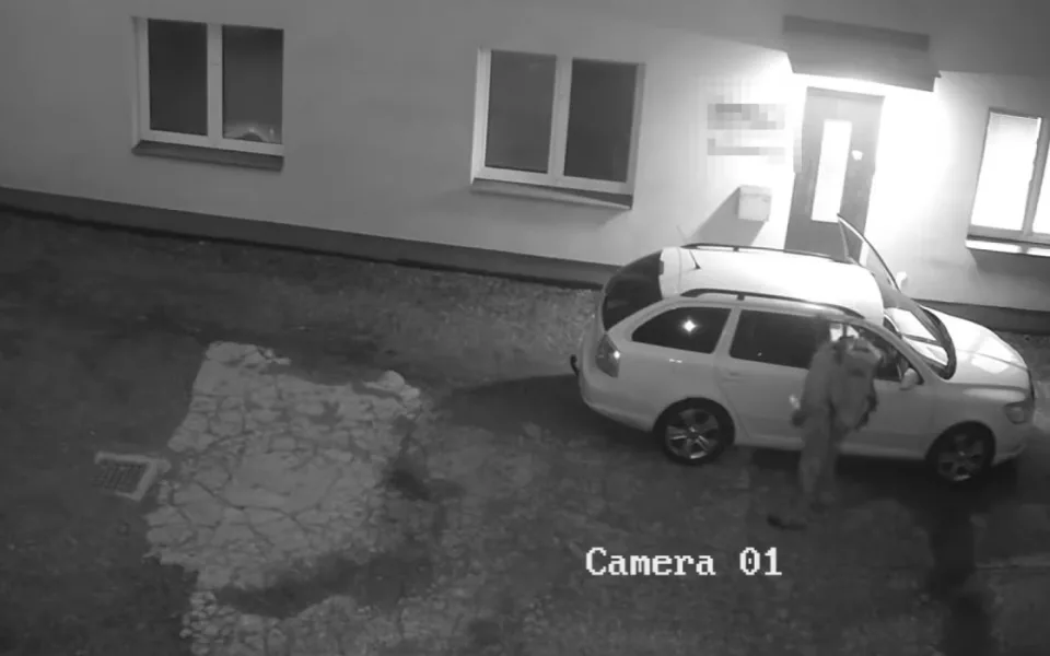Ukradl z auta 400 tisíc. Pachatel peníze utratil za auto a mobilní dům