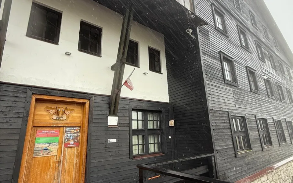Luční bouda se vrací do běžného provozu, přístupný je opět bufet a toalety