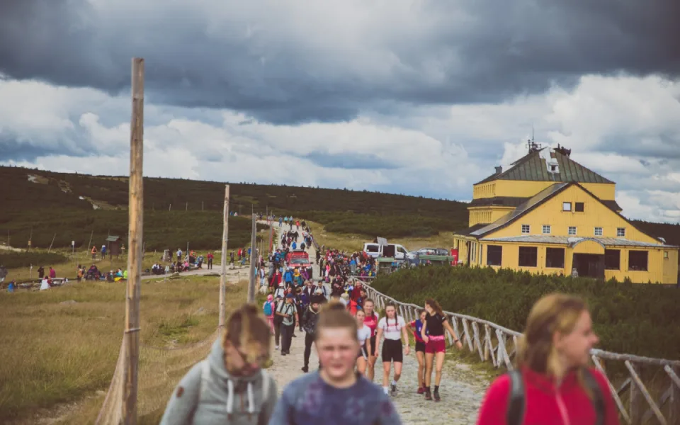 Svatovavřinecké pouti na Sněžku se zúčastnily stovky lidí z obou stran hranice