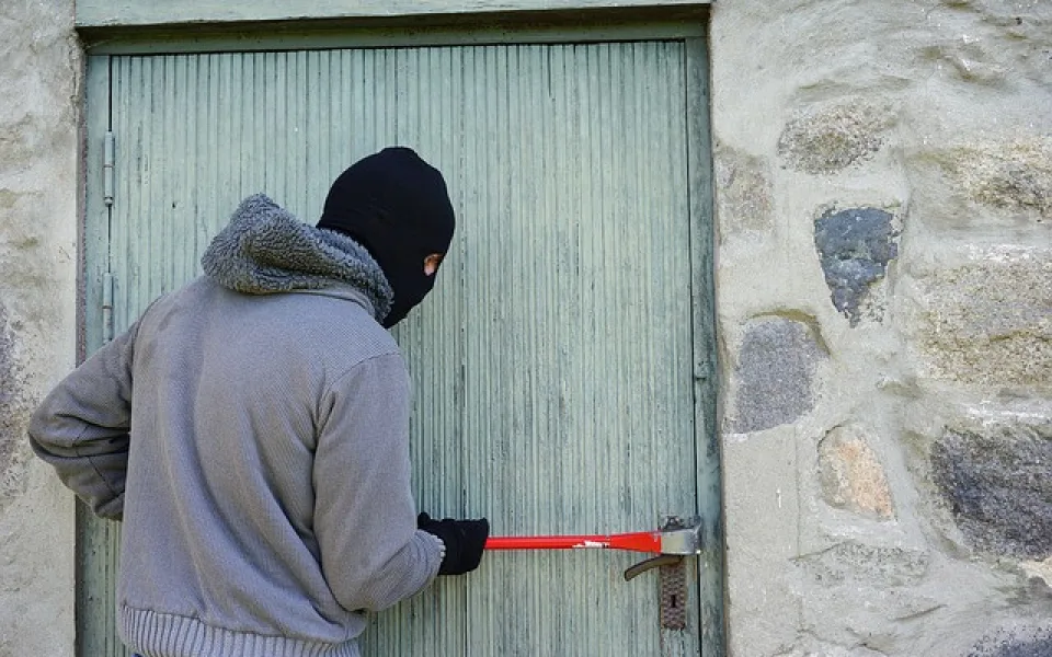 Zloděj v Týništi použil při krádeži slzotvorný sprej, hrozí mu delší pobyt za mřížemi