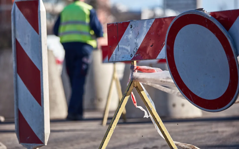 Silničáři otevřou hlavní tah do Orlických hor v Králové Lhotě. Autobusy stále s omezením