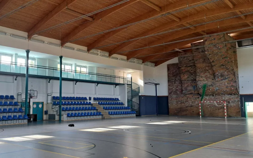 Rekonstrukce sportovní haly ZŠ Strž  ve Dvoře přinesla moderní osvětlení a ozvučení
