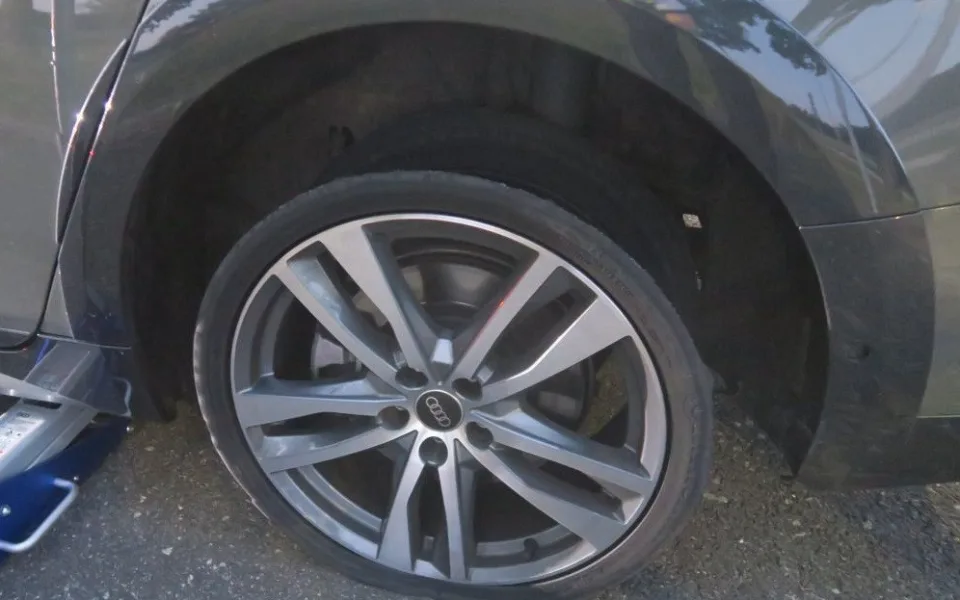 Audi praskla za jízdy po dálnici D11 pneumatika, běhoun zasáhl protijedoucí auto