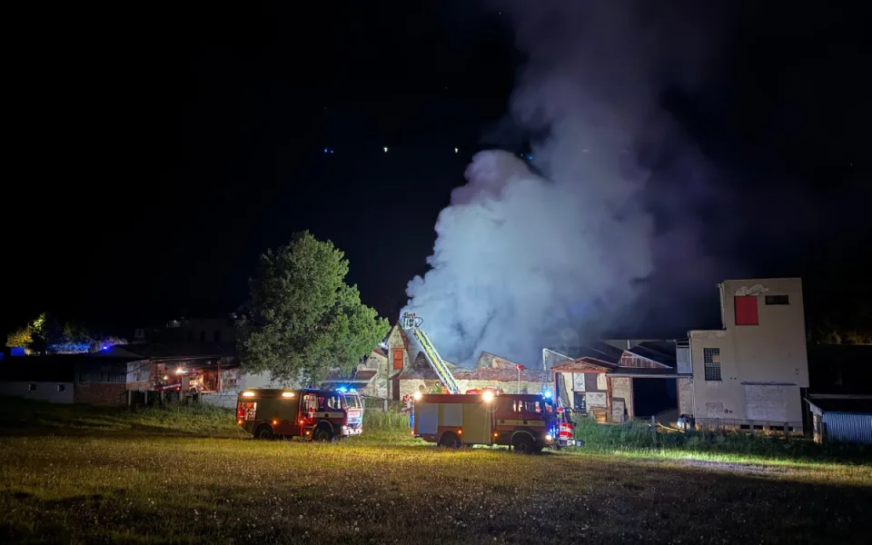 Perná noc hasičů na Náchodsku, v Bukovicích bojovali s požárem skladovací haly