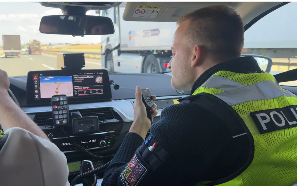 Evergreen  na D11: Mobily za volantem, chystá se další policejní zátah