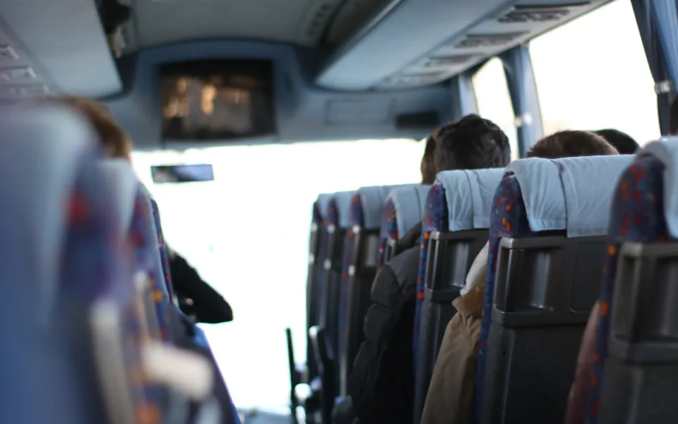 Od září se mění autobusové jízdní řády. Přinášíme přehled změn v kraji  Od neděle 31. srpna se mění jízdní řády autobusů v Královéhradeckém kraji. Úpravy reagují na připomínky cestujících, obcí i dopravců. Vedení kraje doporučuje všem, aby si před ce