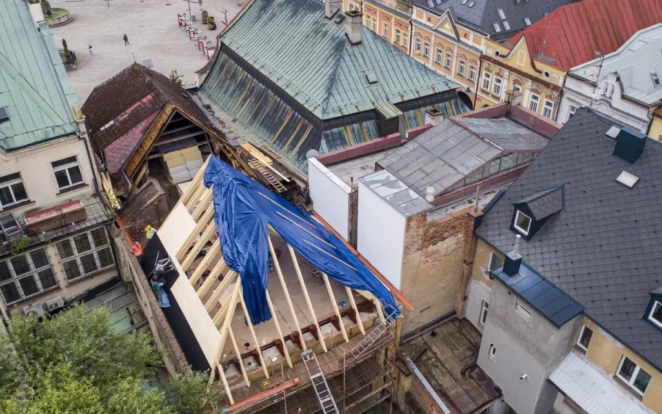 Rekonstrukce historického domu ve Dvoře Králové pokračuje. Střecha bude do zimy