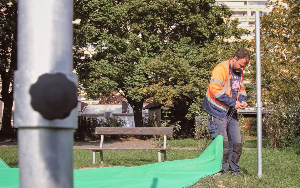 Zastínění pískovišť v Hradci Králové končí sezónu. Plachty a přístřešky mizí