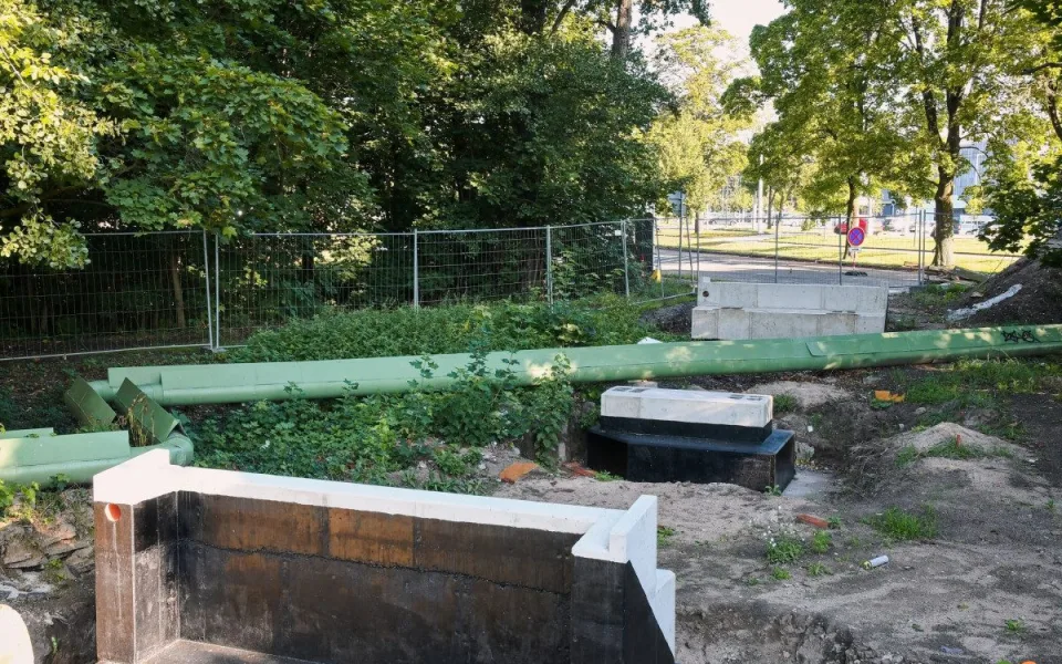 Práce na mostku u hradecké Flošny pokračují podle plánu. Na místě už stojí pilíře