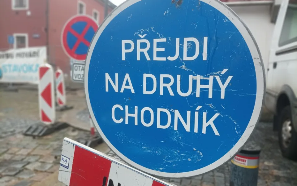 Řidiči v Jičíně musí držet nervy na uzdě, čeká je tříletá rekonstrukce ulic Ruská a Poděbradova