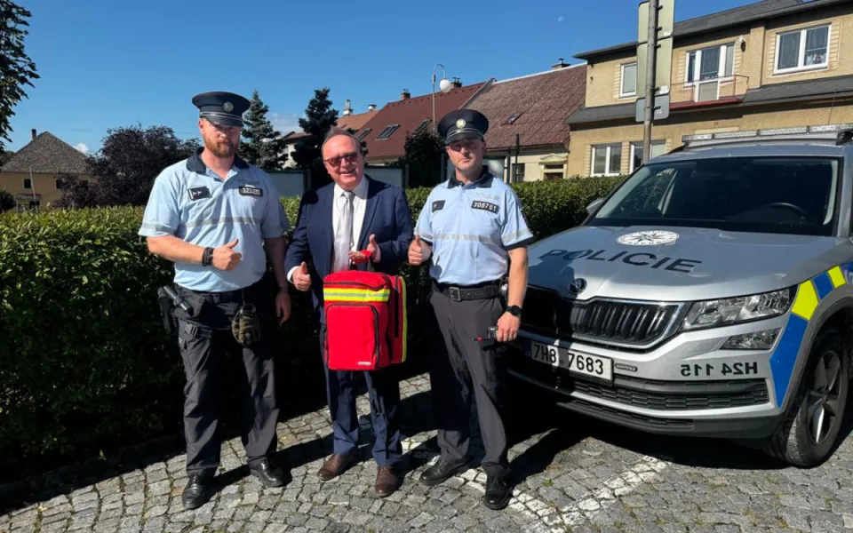 Policisté ze Solnice mají nové vybavení. Speciální zdravotnický batoh