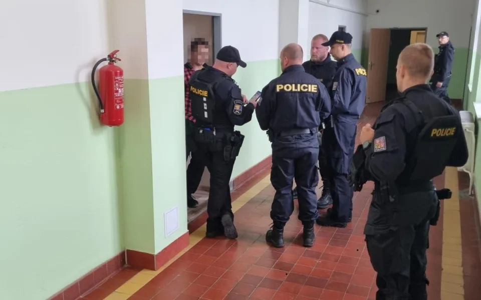 Policisté kontrolovali ubytovny na Rychnovsku. Našli hledanou osobu