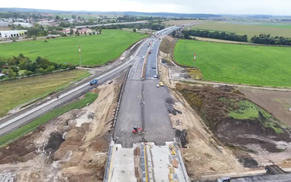 Průlet nad dokončovanou D35 mezi Hořicemi a Sadovou. Video ukazuje pokrok stavby
