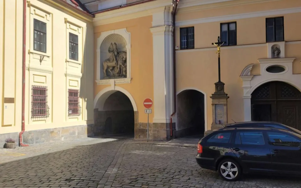 Jaroměř má opravené fasády. Kostel, věž i fara znovu zazářily