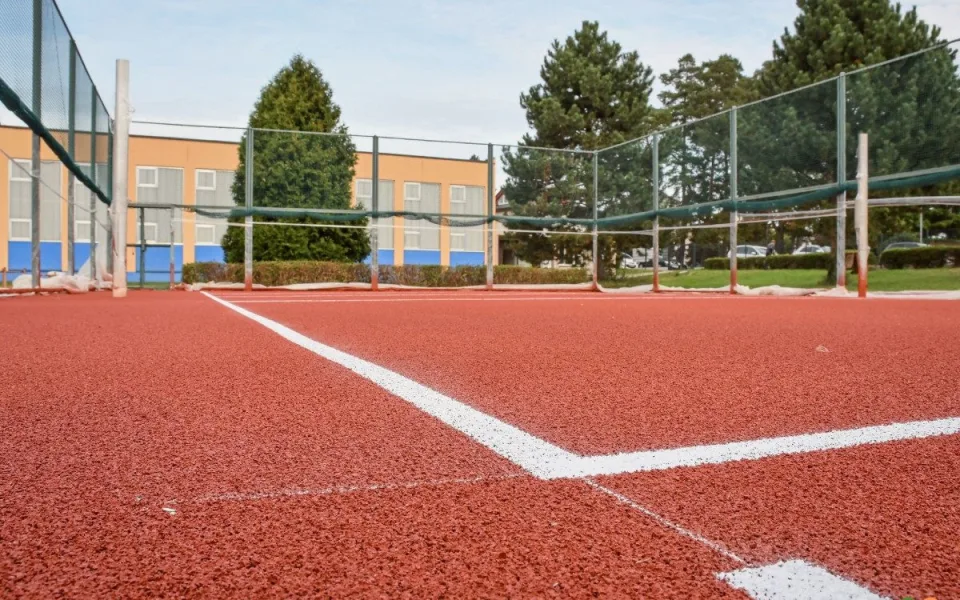 Sportoviště u hradecké základky SNP má nový povrch. Přidají se i Svinary