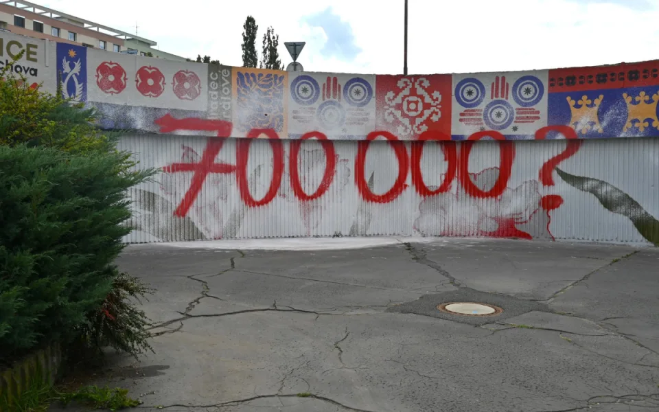 Street art na hradecké Benešovce zničil vandal, lidé na sociálních sítích ho nešetří