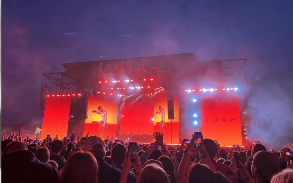 Frontman kapely Imagine Dragons našel lásku na Rychnovsku. Podvodník ženu obral o 200 tisíc