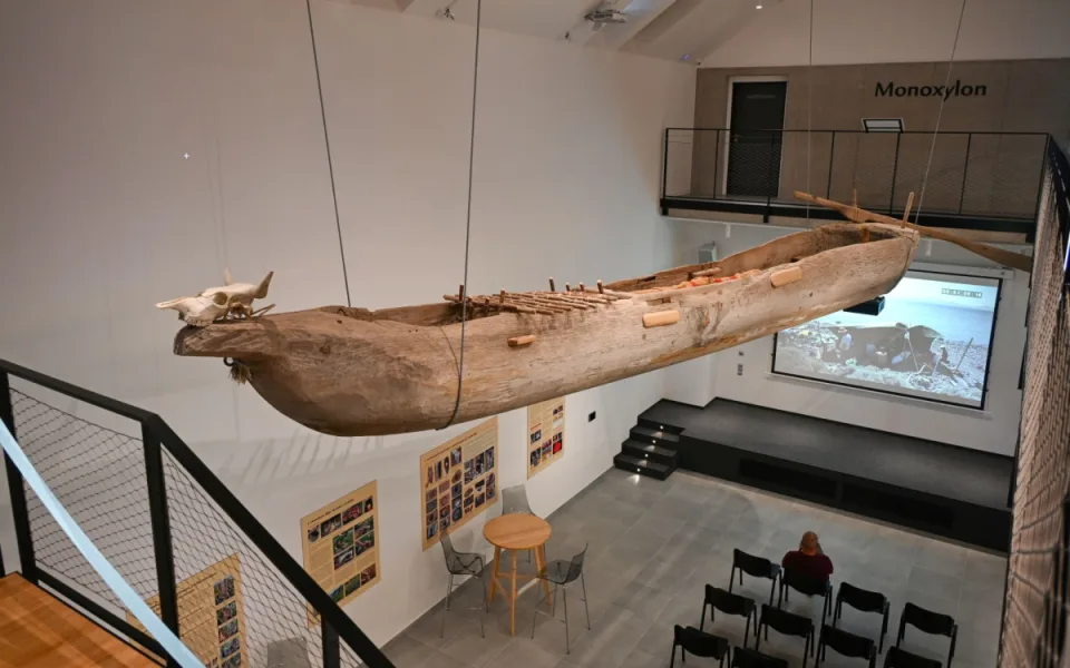 Nová expozice v Archeoparku Všestary. Otestujte pravěk s AI a starými nástroji