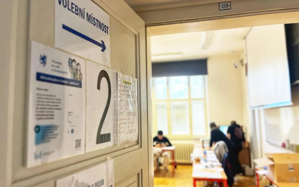 Začíná druhý volební den. Lidé dnes zvolí nové poslance