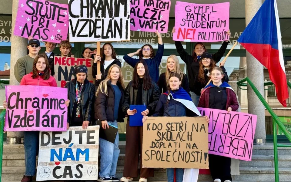 Studenti v Hostinném vyšli do ulic, ředitel gymplu svolává všechny k diskusi