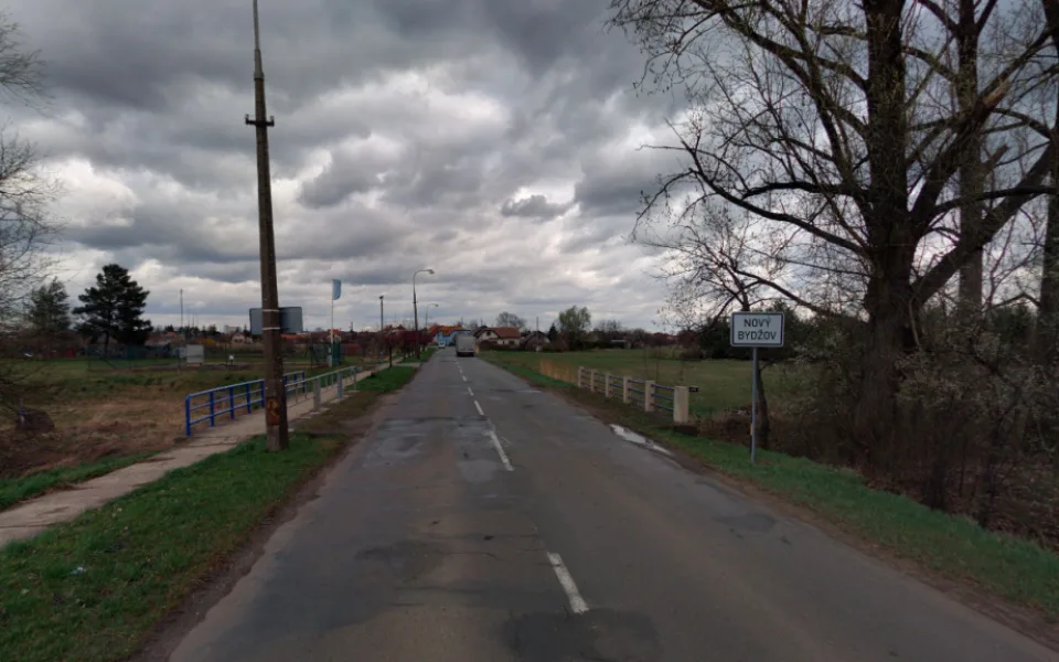 Most u Zábědovského potoka v Novém Bydžově je otevřen pro pěší a cyklisty. Auta si počkají