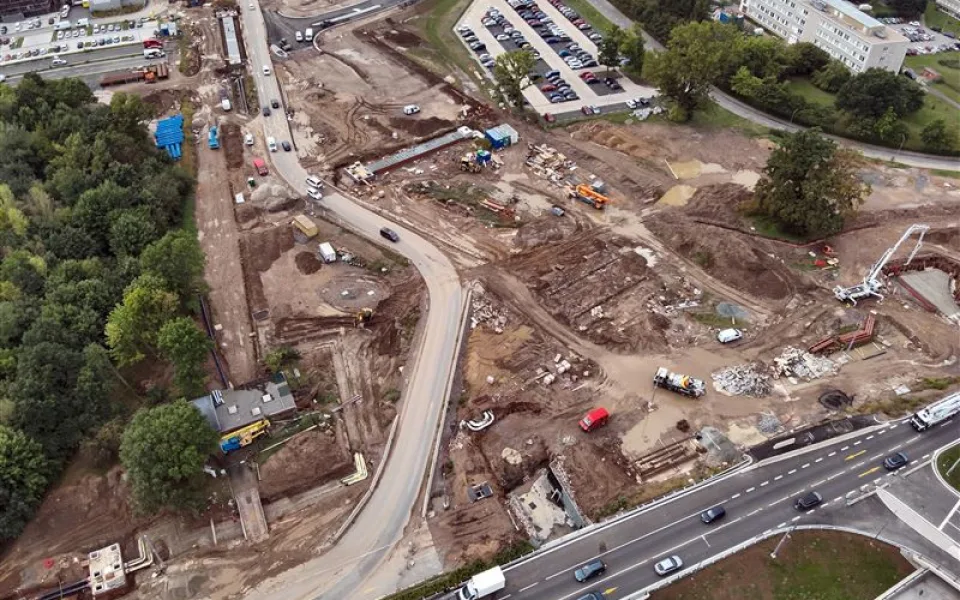 Řidiči si na hradecké Miletě zvykají na nový dopravní režim