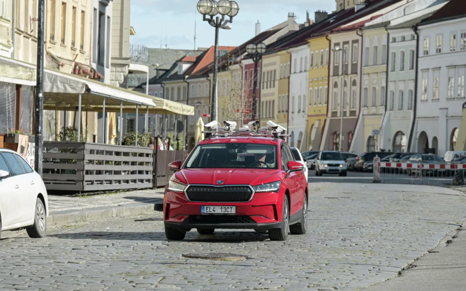 Hradec Králové nasazuje do ostrého provozu auto, které bude kontrolovat parkování