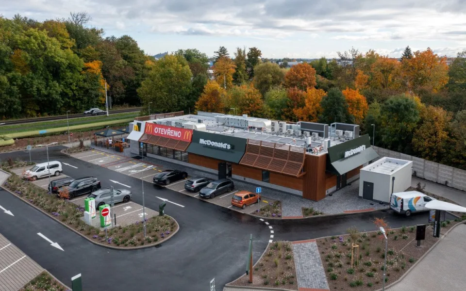 Perníček, koně a hranolky. McDonald's otevírá v Pardubicích už třetí pobočku