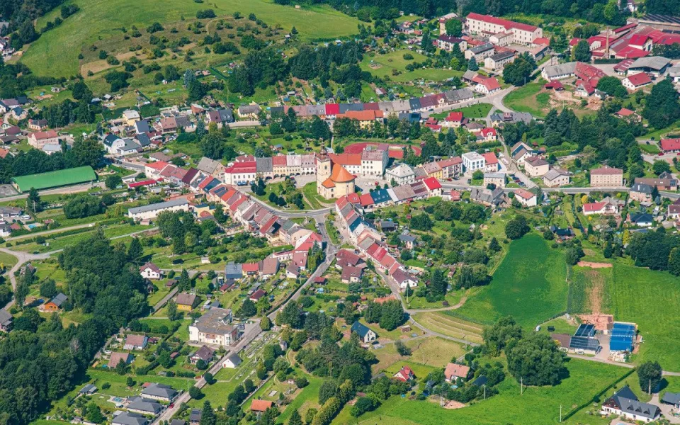 Pilníkov zvítězil v soutěži Vesnice roku 2025. Oranžová stuha za spolupráci se zemědělci