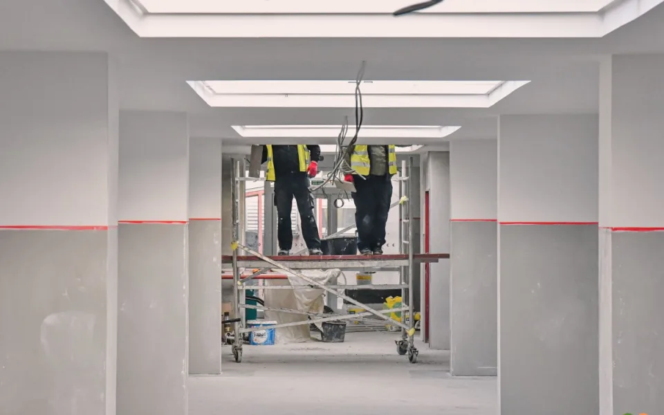 Rekonstrukce pavilonu šaten na základní škole Sever se blíží ke konci