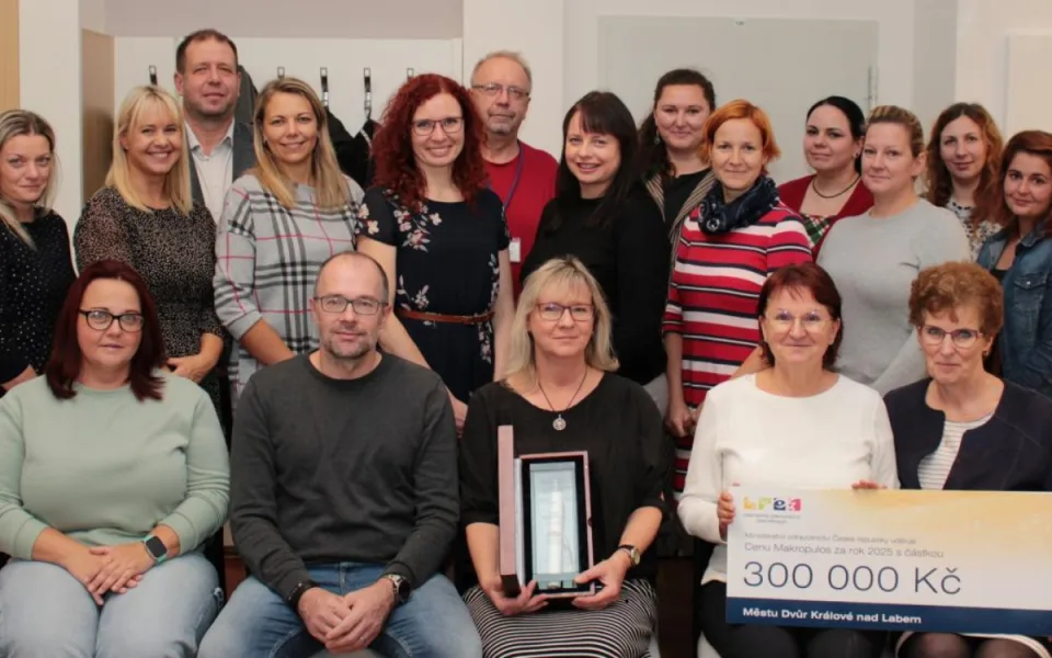 Dvůr Králové získal Cenu Makropulos 2025 za inovativní přístup k péči pro seniory