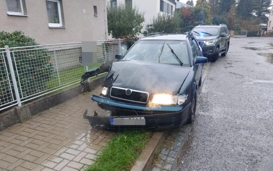 Muž v Kostelci nad Orlicí se pokusil utéct hlídce. Řídil bez papírů
