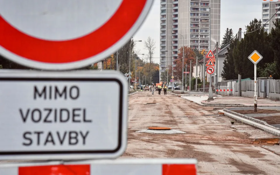 Veverkova ulice v Hradci Králové se chystá na nový asfalt. Opravy míří do finále