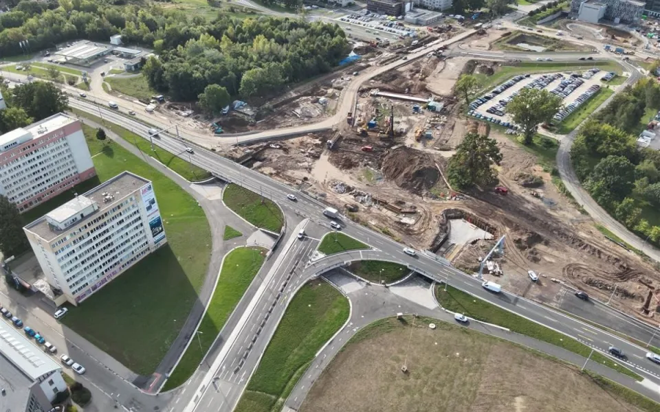 Stavaři na hradecké Miletě jedou podle plánu, pracuje se na Zborovské i podchodech