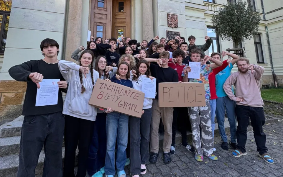 Studenti gymplu v Hořicích bojují proti zrušení osmiletého oboru. Na stole je i petice