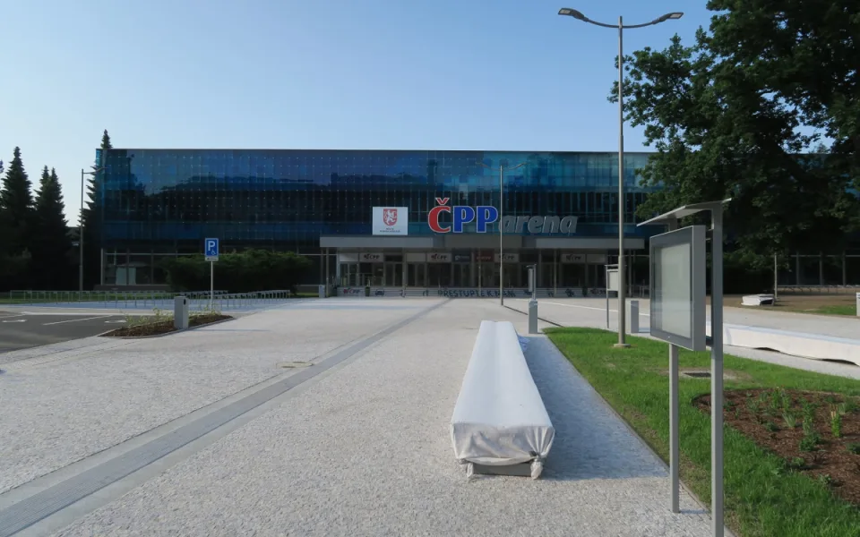 Kontejnery u hradeckého zimního stadionu zmizí pod zem